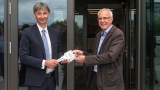 Symbolische Schlüsselübergabe der Universität Göttingen an die GWDG - links: Professor Dr. Ramin Yahyapour, Geschäftsführer der GWDG und Rainer Bolli, Leiter des Gebäude-Managements der Universität Göttingen. (Bild: Universität Göttingen/Peter Heller)