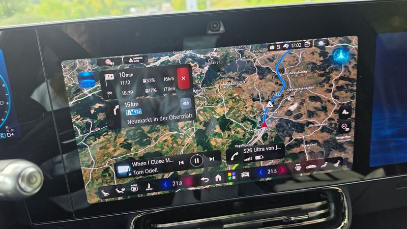 Die Mercedes-Benz-Navigation mit Electric Intelligence stellte bei den Testfahrten unter Beweis, dass sie zuverlässig die beste Route inklusive Ladestopps plant. Nutzt man die Mercedes-Benz-Charger, wird gleich auch noch eine Säule reserviert. (Bild: Mauritz – VCG)