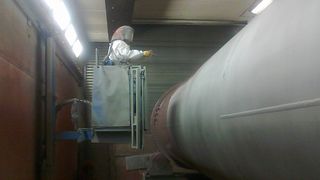 Die bisherige Arbeitsposition war nicht nur unbequem, auch setzte sich ein großer Teil des Lacks auf dem Boden ab. SAM installierte daher pneumatische Hubarbeitsbühnen, mit denen die Lackierer die Farbe gezielter und einfacher auftragen können. (Bild: SAM Stahlturm- & Apparatebau Magdeburg)