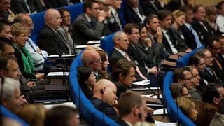 Personalentscheider aus allen Wirtschaftszweigen folgten konzentriert den Ausführungen Experten auf dem Podium. (Bild: Odgers Berndtson)