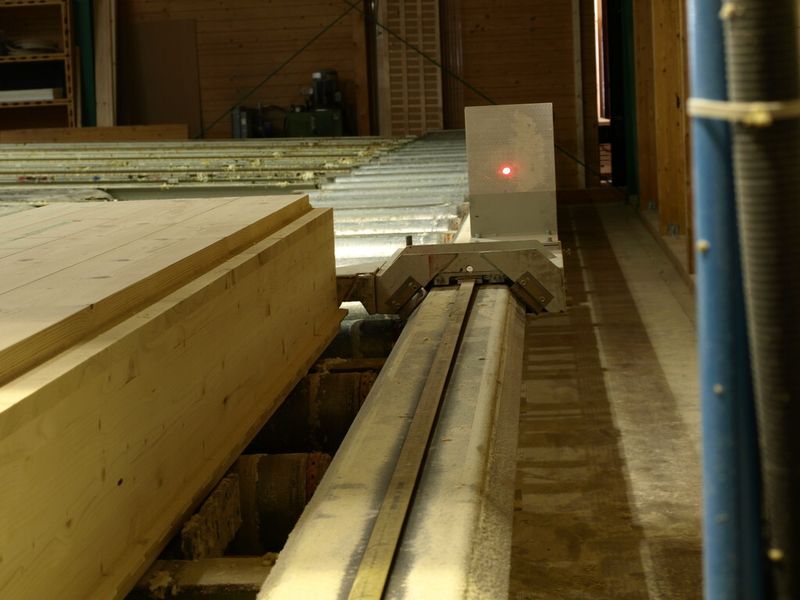 Zwischen dem Laser-Distanzmessgerät und dem gegenüber auf dem Messschlitten montierten Reflektor gibt es keine Mechanik, die verschleißen oder beschädigt werden könnte. (Leuze)