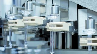 Lohnhersteller unterliegen ständig den Anforderungen der Kunden. Sollten die derzeit verarbeiteten Safety Devices durch ein anderes System abgelöst werden, so wird dies auf der NSM 9060 ohne größere Umrüstarbeiten möglich sein (Bild: Bausch + Ströbel)