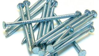 Das sind Palettennägel, aus denen die bekannten Transport-Unterkonstruktionen aus Holz gefertigt werden. Doch die bestehen aus russischem Spezialstahl, den es sanktionsbedingt kaum noch gibt. Müssen die Palettenhersteller in Deutschland also bald die Hämmer fallen lassen? (HPE)