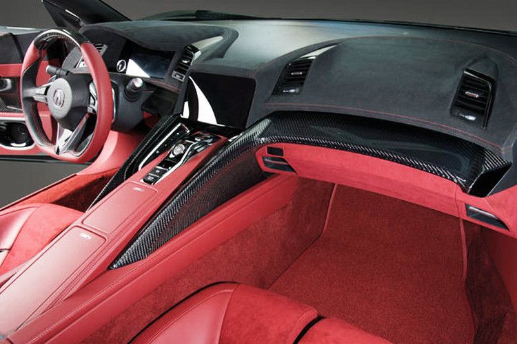 Das Cockpit des neuen Honda NSX ist betont sportlich ausgelegt. Die breite Mittelkonsole sorgt dafür, dass sich die beiden Insassen in den engen Ledersportsitzen auch bei hohen Kurvengeschwindigkeiten nicht zu nahe kommen. Geschaltet wird via Schaltwippen am Lenkrad. (Foto: Honda)