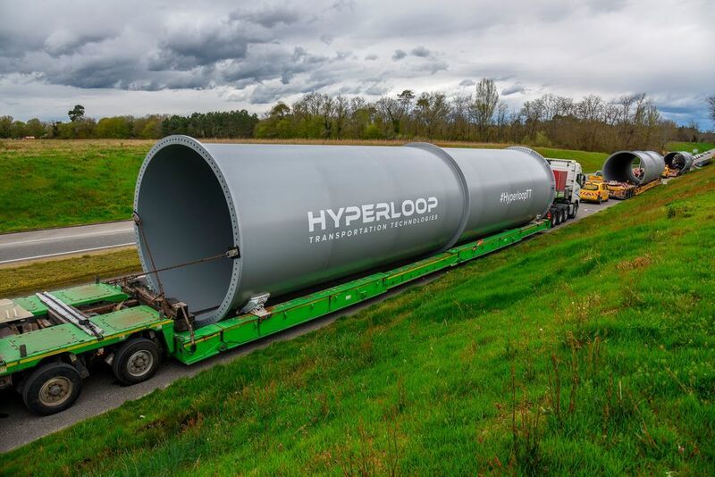 Die angelieferten Röhren sollen in naher Zukunft sowohl Personen als auch Fracht zu ihrem Forschungs- und Entwicklungszentrum in Toulouse in Frankreich transportieren (HyperloopTT)