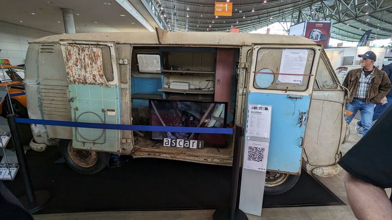 Auf der Retro Classics Stuttgart gehörte der VW-Bus zu den meistbestaunten Exponaten in Halle 1. Neben jeder Menge poliertem Lack und blitzendem Chrom glänzte der Bulli mit seinem abenteuerlichen „Outfit“. (Bild: VCG - Dominsky)