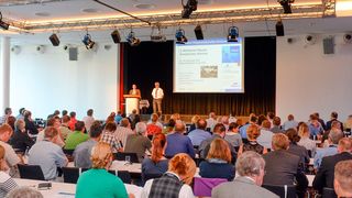 Prof. Dr. Torsten Schmidt begrüßt die Teilnehmer des zweiten Mülheimer Wasseranalytischen Seminars in der Mülheimer Stadthalle. (MWAS/PR-Fotografie Köhring)