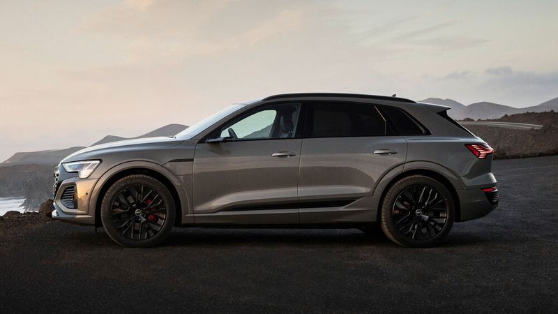 Hersteller haben meistens mehrere Grautöne im Angebot: Vom Uni-Lack bis hin zu zweifarbigen Ausführungen ist alles dabei.  (Bild: Audi)