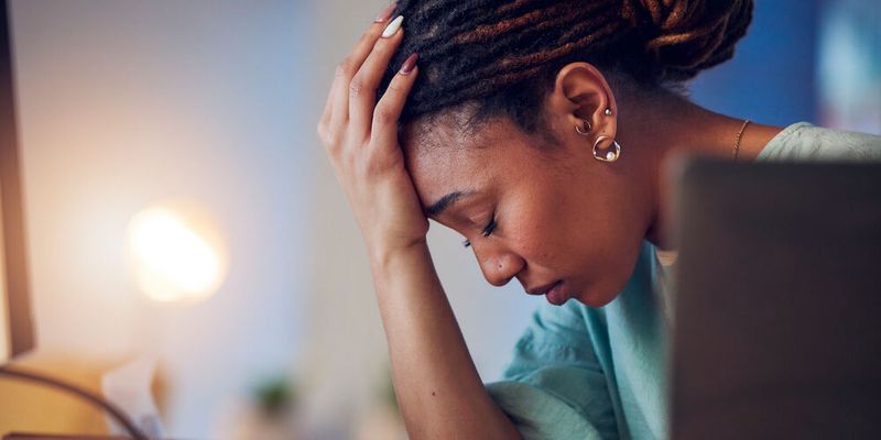 Chronischer Stress führt zu Veränderungen des Immunsystems, die ihrerseits Gehirn und Psyche beeinflussen – etwa bei Depressionen. (Symbolbild)(Bild:  Charlize Davids/peopleimages.com - stock.adobe.com)