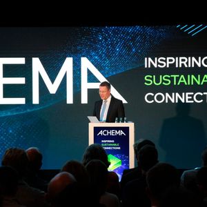 Auch Christoph Degen, Staatssekretär Wissenschaft und Forschung, Kunst und Kultur in Hessen, begrüßte alle Anwesenden und lobte die Verzahnung von Wissenschaft, Forschung und Industrie auf der Messe. (Bild:  Ernhofer / PROCESS)