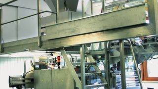 Die 10-Kopf Waage CCW-RS wurde auf einer Bühne über einer Schlauchbeutelmaschine installiert. (Bilder: Ishida)