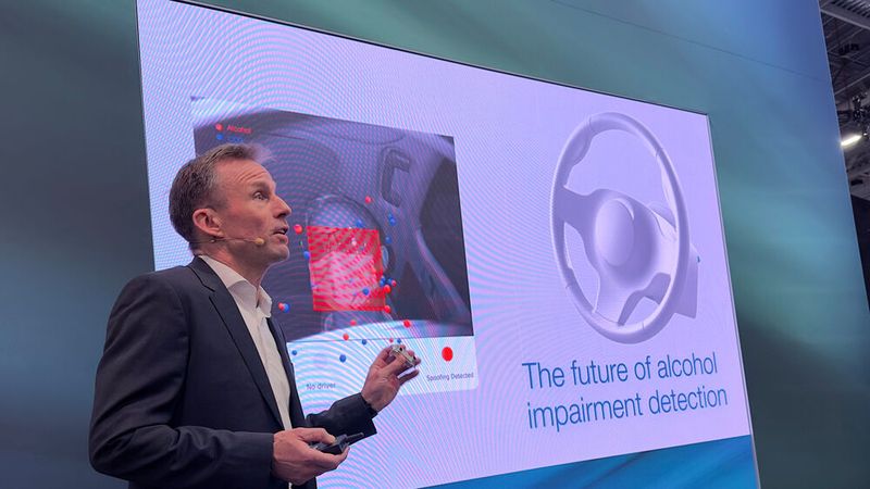 Magna-Entwicklungsvorstand Jörg Grotendorst präsentiert das neue Alkoholtest-System. (Bild: Kyle Keener/HoJ)