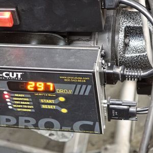 Nach der Montage des passenden Nabenadapters wird das Procut zuerst an der rechten Fahrzeugseite positioniert und der Rundlaufausgleich gestartet. Das dauert einige Sekunden Der Wert des Taumels zeigt das Gerät jeweils Voher-Nachher mittels Digitalanzeige an.(Bild:  Dominsky/ »kfz-betrieb«)