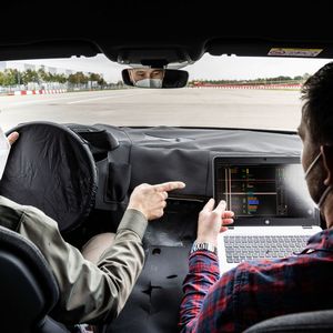 Die Entwickler auf Erprobungsfahrt. Welches Geräusch passt zum fahrenden Auto?(Bild:  Audi)