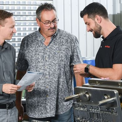 Auf der richtigen Spur (v. links): Lucas Höer und Andreas Ziller von Saxonia-Franke und Kundenberater Alexander Sulz von Oerlikon Balzers wählten Balinit Mayura als Beschichtung für die Stempel aus. (Bild: Oerlikon Balzers )