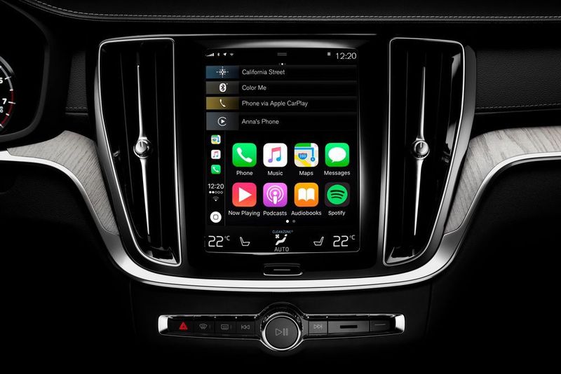 Gesteuert werden alle zentralen Funktionen über einen Touchscreenmonitor im Tabletformat, der die Mittelkonsole dominiert. (Volvo)