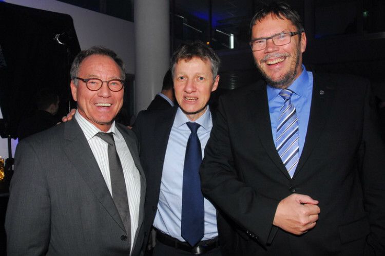 Gut gelaunt: (v. li.) Horst Haese (Ehrenobermeister Kfz-Innung Wiesbaden-Rheingau-Taunus), Anselm Lotz (stellv. Obermeister Kfz-Innung Berlin) und Claus Kapelke (Geschäftsführer Kfz-Innung Frankfurt und Main-Taunus-Kreis). (Foto: Zietz)