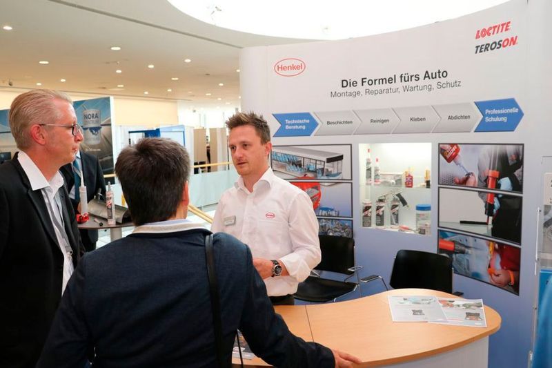 Die ausgiebigen Pausen nutzten die Besucher um sich an den Ständen der Aussteller zu informieren, wie hier bei Henkel... (Klasing)