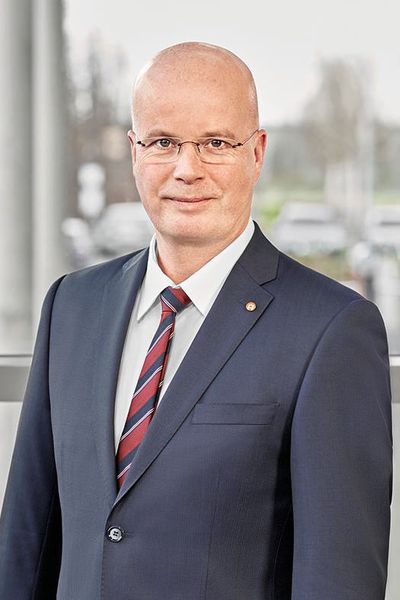 Neuer COO bei Aventics: Andreas Ostermann von Roth verstärkt seit dem 1. Januar 2018 als Chief Operating Officer (COO) die Geschäftsführung von Aventics. Er folgt damit auf Dr. Thomas Brückner, der Mitte 2017 in den Ruhestand getreten ist. In seiner neuen Position übernimmt Ostermann von Roth die Verantwortung für die Aventics-Werke in Laatzen, Bonneville (Frankreich), Eger (Ungarn), Lexington (USA) und Changzhou (China) sowie für die Bereiche Einkauf, Logistik und Qualitätsmanagement. (Aventics)