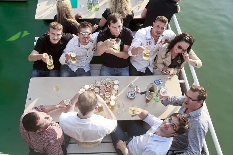 Das Bier auf dem Tisch dürfte vorerst ausreichen. (Bild: SoftEngine)