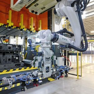 Die Crossbar-Roboter 4.0 bilden das Herzstück der Pressenlinie von Martinrea im mexikanischen Silao.