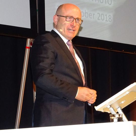 Skoda-Vorstandschef Bernhard Maier skizzierte auf dem 19. IFA-Branchengipfel seine Überlegungen zur Zukunft der Automobilbranche.(Bild:  Seyerlein / »kfz-betrieb«)