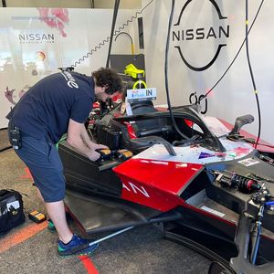 In der Nissan-Box liefen die Vorbereitungen auf Hochtouren.(Bild:  Simon – »kfz-betrieb«)