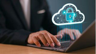 Microsoft Intune ermöglicht die zentrale Steuerung von Secure-Boot-Zertifikatupdates und bindet sicherheitskritische Firmware-Updates in bestehende Windows-Update-Prozesse ein. (Bild: © MT.PHOTOSTOCK - stock.adobe.com)