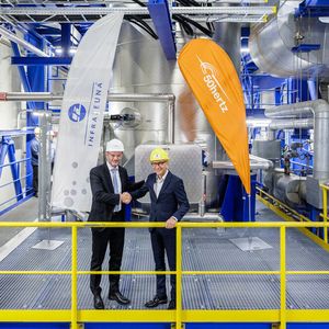 Stefan Kapferer, CEO 50Hertz Transmission und Dr. Christof Günther, Geschäftsführer Infraleuna vor dem 35-Megawatt-Elektrodenkessel im Gas- und Dampfturbinenkraftwerk 2 am Chemiestandort Leuna(Bild:  Jens Schlüter/ Infraleuna)