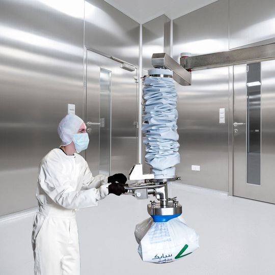 Ob in Reinräumen bei der Pharmaproduktion oder in Hygienebereichen bei der Lebensmittelverarbeitung: Mit den PalVac-Kranen in Kombination mit den Vakuum-Schlauchhebern PalVac Hygienic lassen sich schwere Lasten heben.(Bild:  J. Schmalz GmbH)