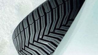 Auf Schnee akzeptabel, auf trockener Straße gut wie ein Sommerreifen: der Michelin Cross Climate. (Michelin)