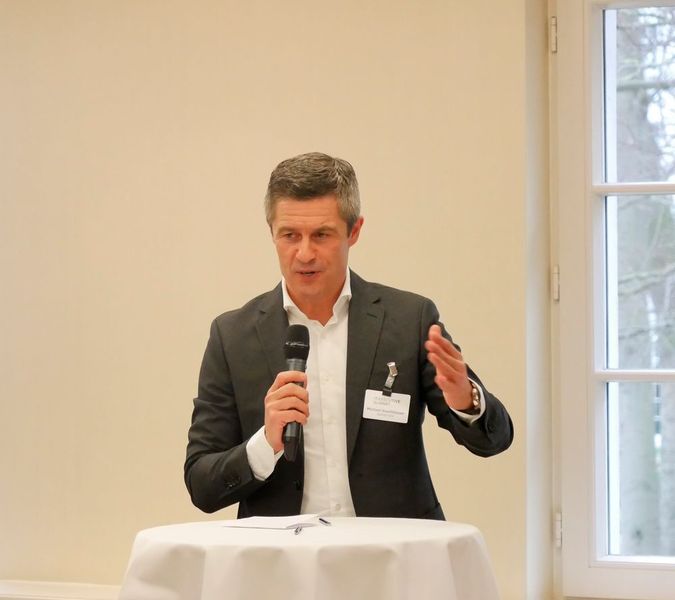 Nach der Eröffnungskeynote von Pascal Matze (Forrester Research) erläuterte Michael Guschlbauer (Bechtle), wie man mit der richtigen Perspektive fest im „digitalen Sattel“ sitzt. (Vogel IT-Medien GmbH)