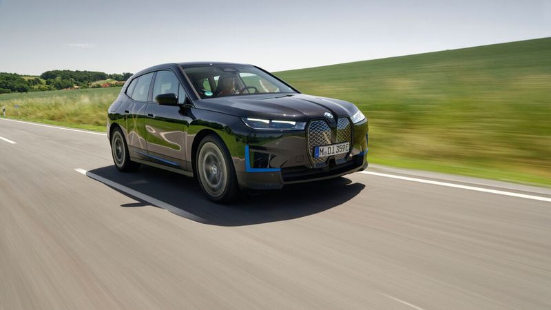 Das Topmodell kommt auf 385 kW/523 PS. (Bild: Bernhard Limberger/BMW)