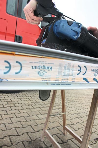 Hier ist das stabile Schwert des Panel Cutter Trutool TPC 165 tief und problemlos in die Struktur eines Sandwichpaneels eingetaucht. (Trumpf)