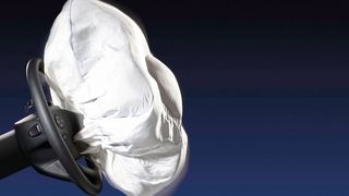 Bei einem Unfall entfaltet sich der Airbag innerhalb weniger Millisekunden. (Bild: Daimler)