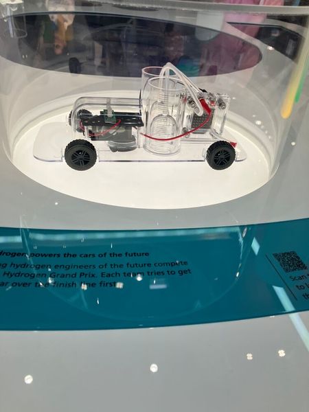 Das Fraunhofer-Institut für Umwelt-, Sicherheits- und Energietechnik UMSICHT präsentierte Informationen rund um das Fokusthema Green Hydrogen: An einem Videotisch konnten sich Besuchenden interaktiv mit Herstellung, Nutzung und Speicherung von grünem Wasserstoff auseinandersetzen. (Bild: VCG/Juliana Pfeiffer)