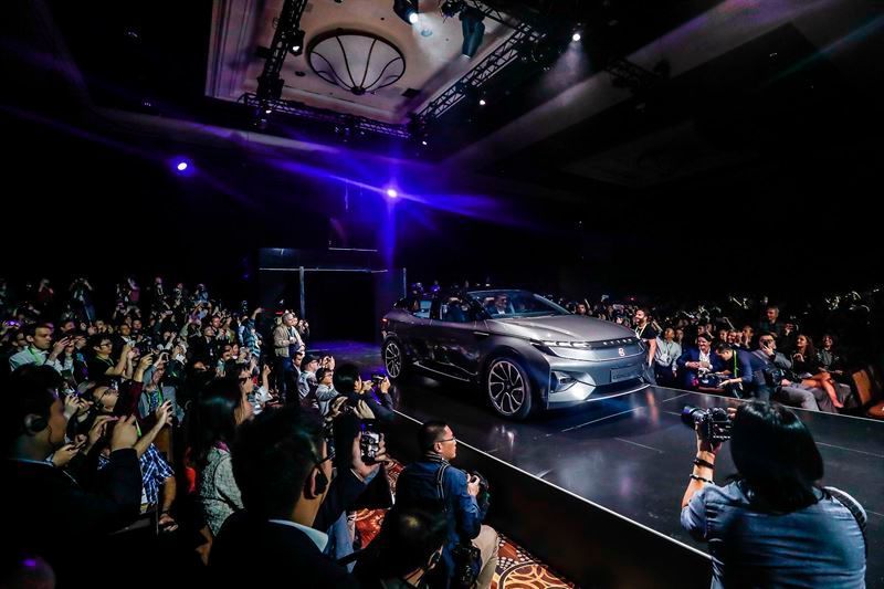 Mit neuen Bedienkonzepten wartet nicht nur Byton auf. Der Hersteller hat seinen Konzept-SUV in Las Vegas vorgestellt. Statt eines Armaturenbretts gibt es ein großes Display. (Byton)