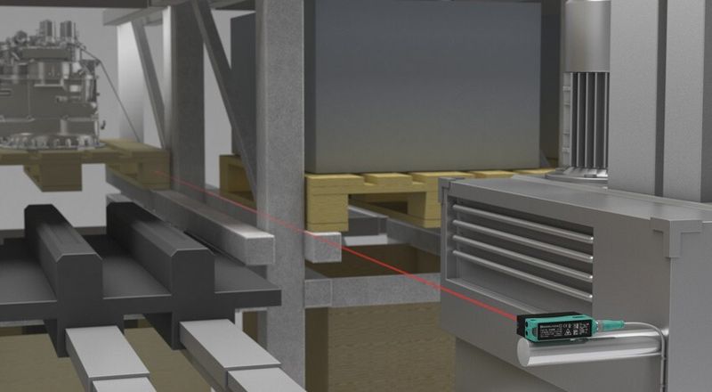 Der Distanzsensor VDM28 dient hier zur Fachbelegkontrolle und der exakten Positionierung eines Regalbediengerätes (RBG) in doppelt-tiefen Regalen. (Bild: Pepperl+Fuchs)