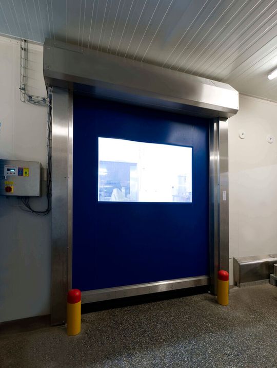 Die Pizzamanufaktur Gustavo Gusto setzt in ihrer Produktion in Geretsried auf Schnelllauftore Marke Efaflex. Im Gefahrenfall dienen sie den Mitarbeitern auch als Fluchtweg.(Bild:  Efaflex)