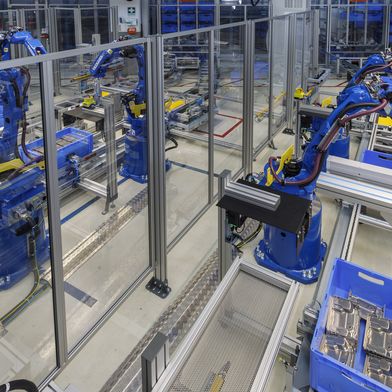 Die Reinigungsanlage verfügt durch zwei identische Entnahmeplätze mit insgesamt acht Motoman GP12 Robotern über ausreichende Kapazität.   (Bild: Yaskawa Europe GmbH)