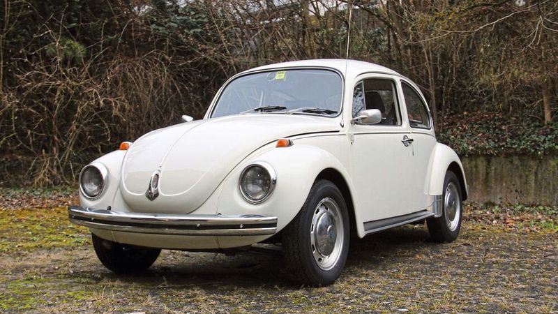 7. Preis: Dieser sehr spezielle Volkswagen 1302 aus dem Jahr 1972 erzählt aus der deutsch-deutschen Geschichte. Zunächst war der Wolfsburger im Märkischen Viertel in West-Berlin zu Hause, wo ihn nach der Wende Ralf Backhaus kaufen konnte, der den Ost-Berliner-Käferclub mit gründete. Bereits zu DDR-Zeiten fuhr er Käfer aus Leidenschaft. In den Neunzigerjahren restaurierte er seinen 50 PS starken 1302 und gönnte ihm einige pointierte Extras. Sein letzter Besitzer, Joachim Schumann, spendete diesen Kugelporsche für den guten Zweck.   (Bild: Lebenshilfe Gießen)