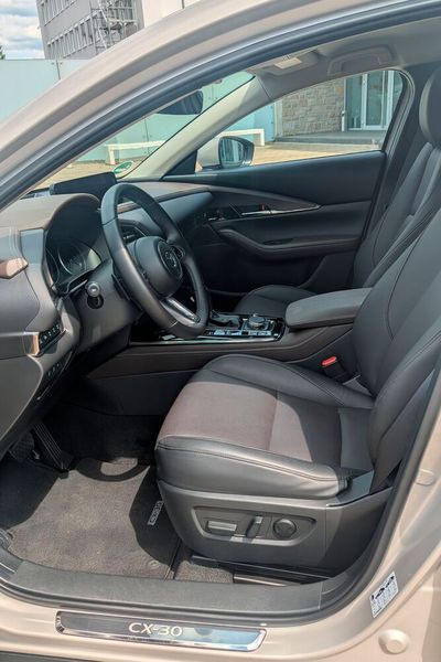 Die Ledersitze sind bequem und fangen die Effekte des eher straffen Fahrwerks ab. (Bild: Simon – VCG)