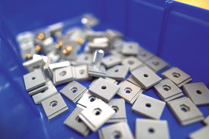 Metallbolzen ersetzen Schlösser: Mit dem 3D-Fließbanddrucker sparte Via Traffic Controlling im Gegensatz zum vorherigen System etwa 70 Prozent der Herstellungskosten ein. (Bild: i-Factory 3D)