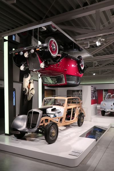 Den „Inhalt“ sichtbar gemacht: Im PS.Speicher stehen Oldtimer, nicht wie in zahlreichen anderen Museen, einfach nur in Reih und Glied. Nein, hier hängen sie sogar ganz individuell.  (Bild: Diehl – VCG)