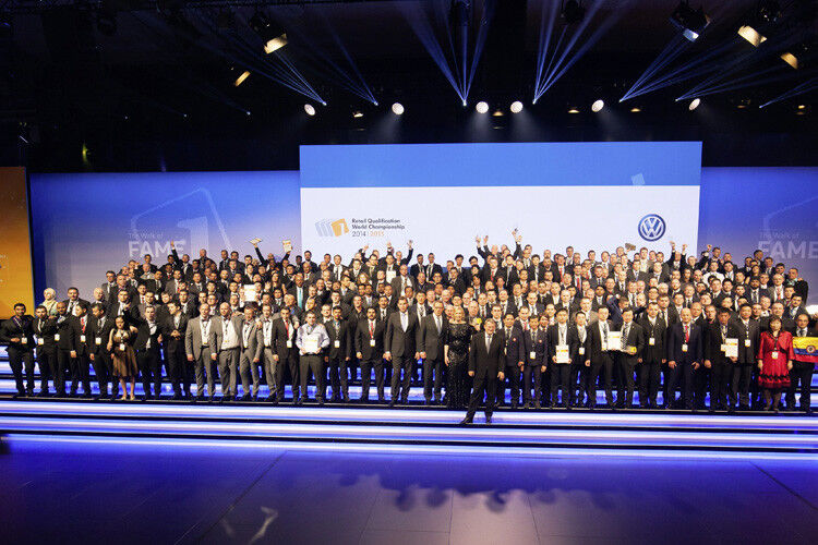 Alle Finalisten und die Sieger der Volkswagen Retail Qualification World Championship 2015 bei der Abschlussfeier. (Foto: VW)