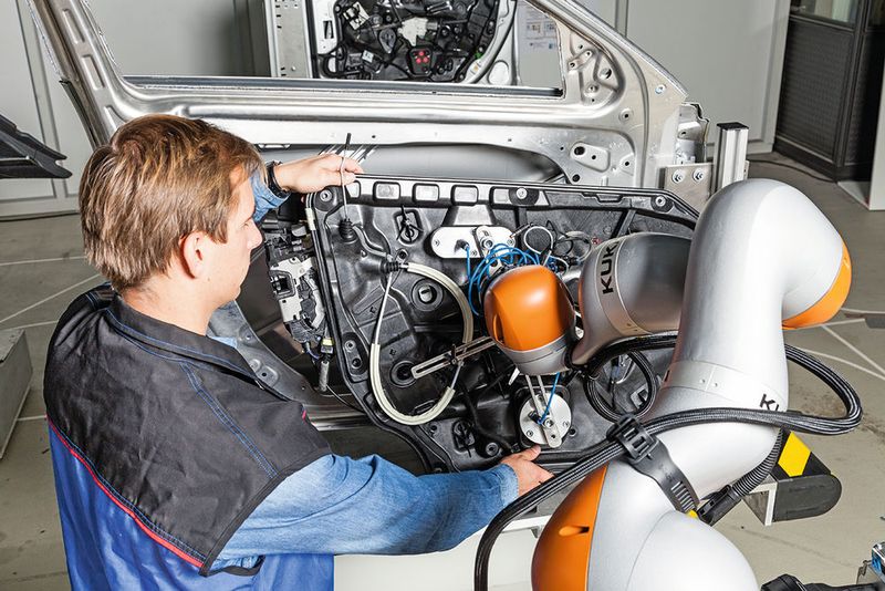 Bild 4: An der Montagestation kann der Roboter den Werker unter anderem bei einer Tätigkeit unterstützen. (Bild: Arena2036/Foto: Rainer Bez)