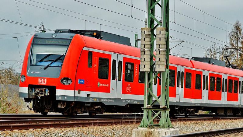 Der Einsatz von künstlicher Intelligenz im Bahnbetrieb ist einer von drei Schwerpunkten, den die Deutsche Bahn im Bereich der Digitalisierung in diesem Jahr setzen will.(Bild:  gemeinfrei /  Pixabay)