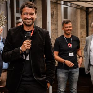 Faaren-CSO Julian Wolter begrüßte die Gäste.(Bild:  Faaren)