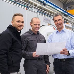 Erfolgreiche Teamarbeit: (v.l.) Rittal-Systemberater Simon Stark, Martin Kaiser, Geschäftsführer PVA Control GmbH, und Armin Steger, Product Manager PVA Industrial Vacuum Systems GmbH.(Bild:  Rittal)