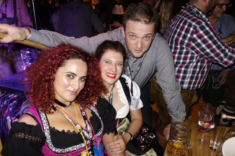 Christian Czupalla mit seinen Lieblingsdamen Maria Fritz, Western Digital, und Besa, IT-BUSINESS. (Vogel IT-Medien)